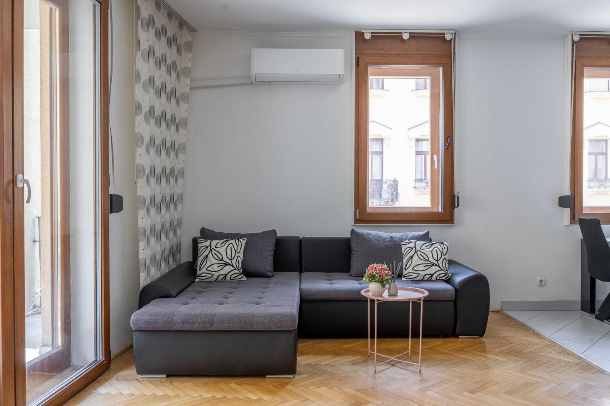 Deluxe Downtown W' Balcony In The Heart Of